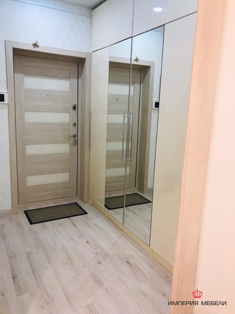 Шкаф-купе в прихожую с зеркалом по центру