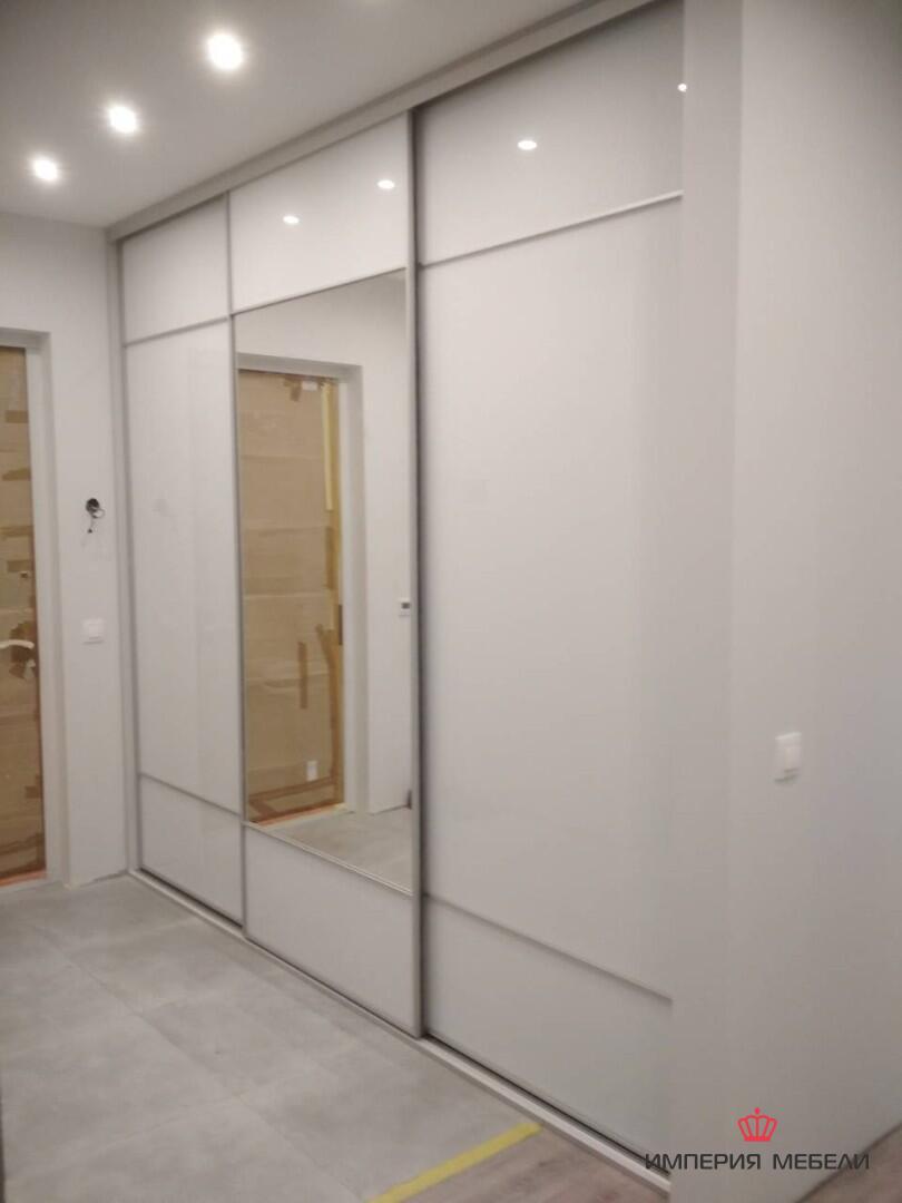 Шкаф-купе в прихожую с зеркалом без рисунка