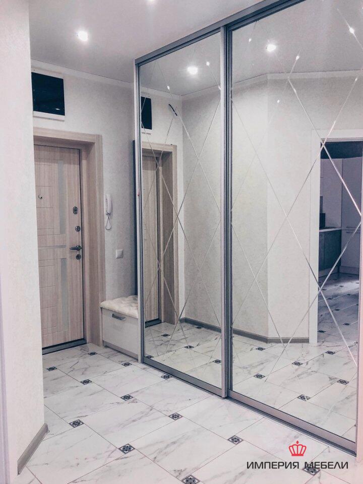 Шкаф-купе зеркало с гравировкой