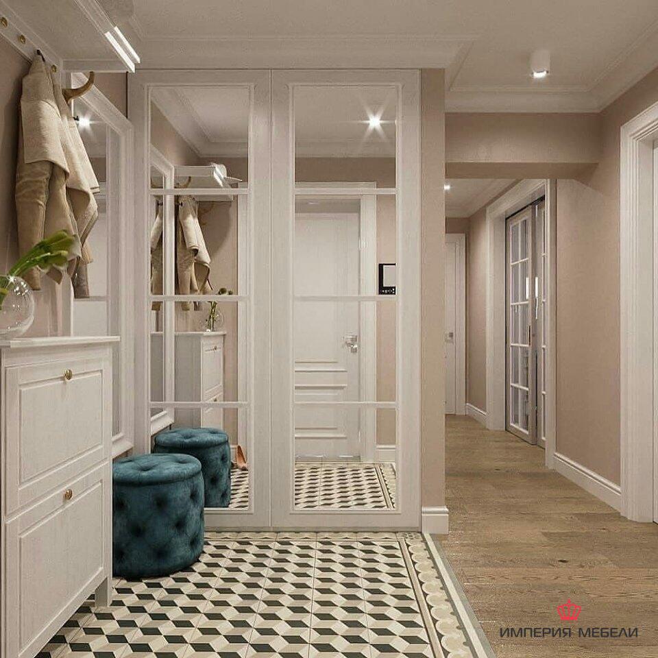 Шкаф-купе в прихожую белоснежный с зеркальной вставкой