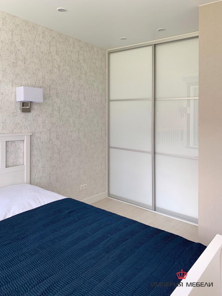 Шкаф-купе в спальню с ультрабелым лакобелем №1
