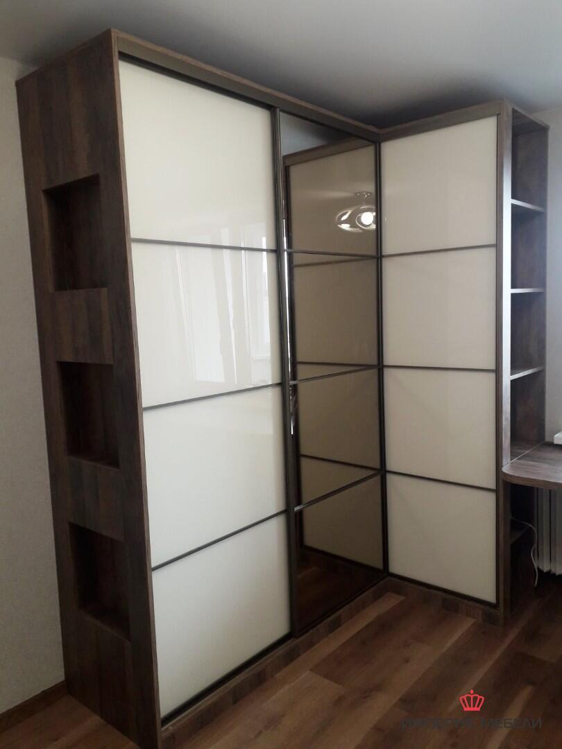 Встроенный шкаф-купе светлый лакобель со столом