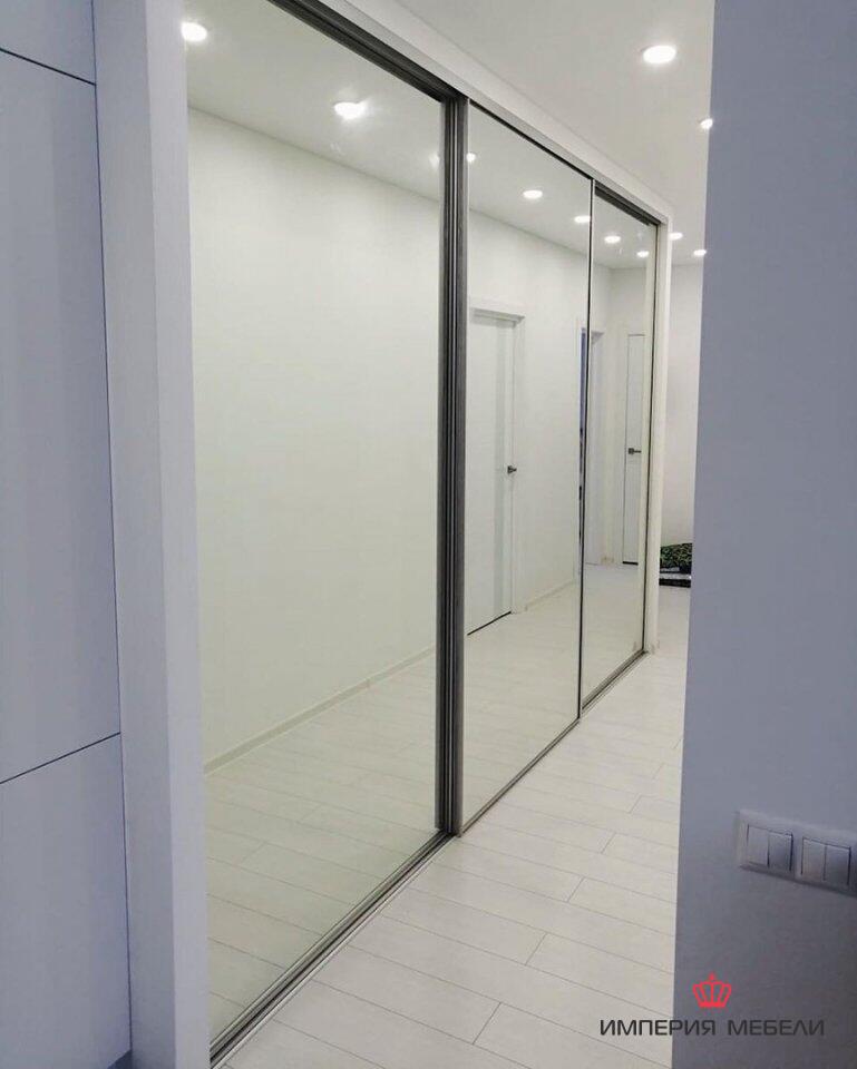 Шкаф-купе широкий с зеркалом