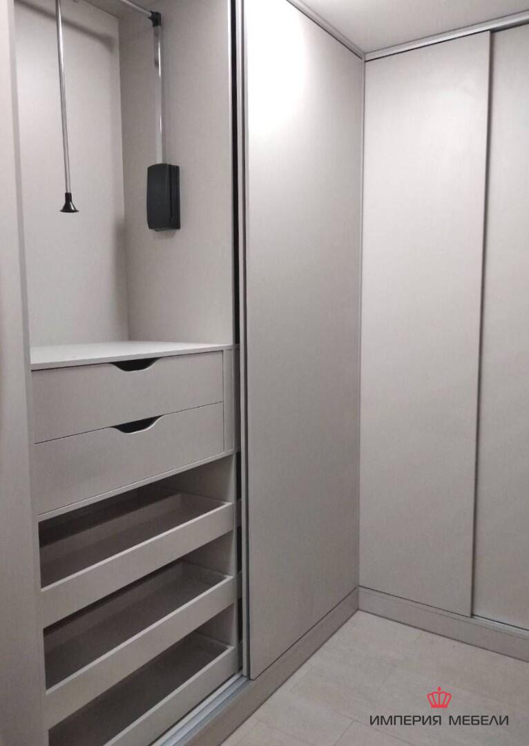 Шкаф-купе узкий с гардеробной системой