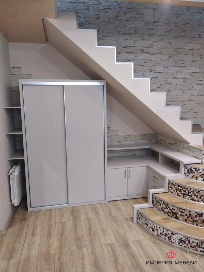 Встроенный шкаф-купе в прихожую под лестницу