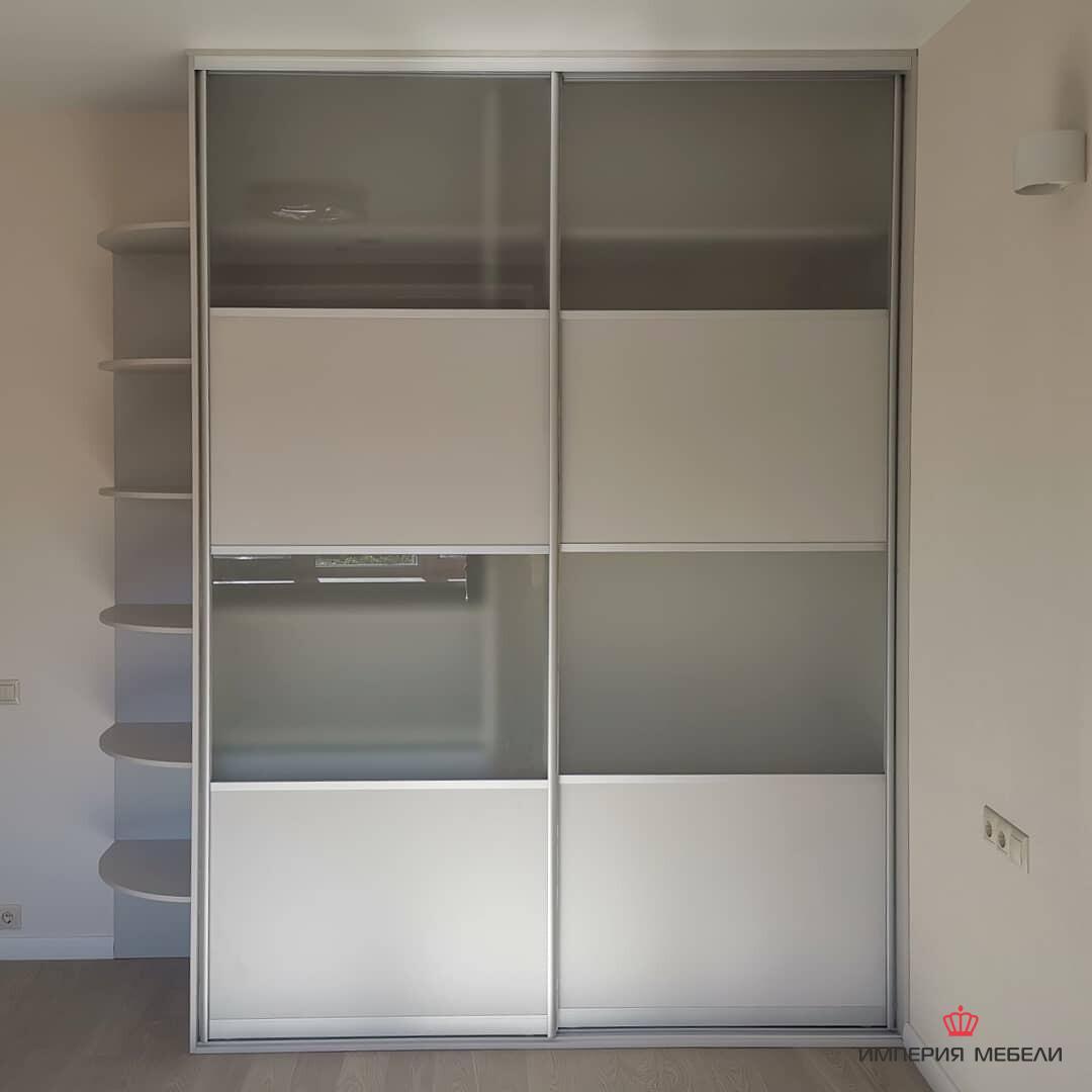 Встроенный шкаф-купе светлый стеклянные двери