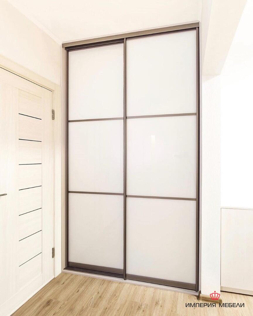 Встроенный шкаф-купе светлый с дверями лакобель