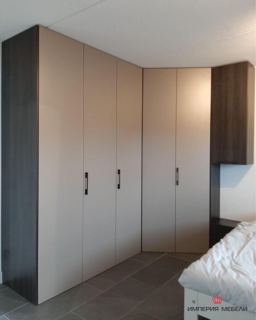 Угловой шкаф в спальню №9