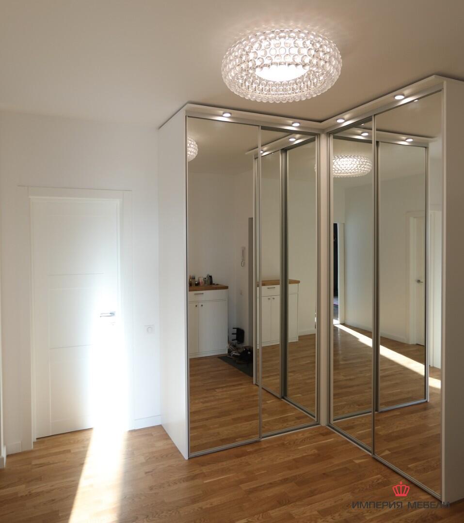 Угловой шкаф-купе широкий с зеркалом