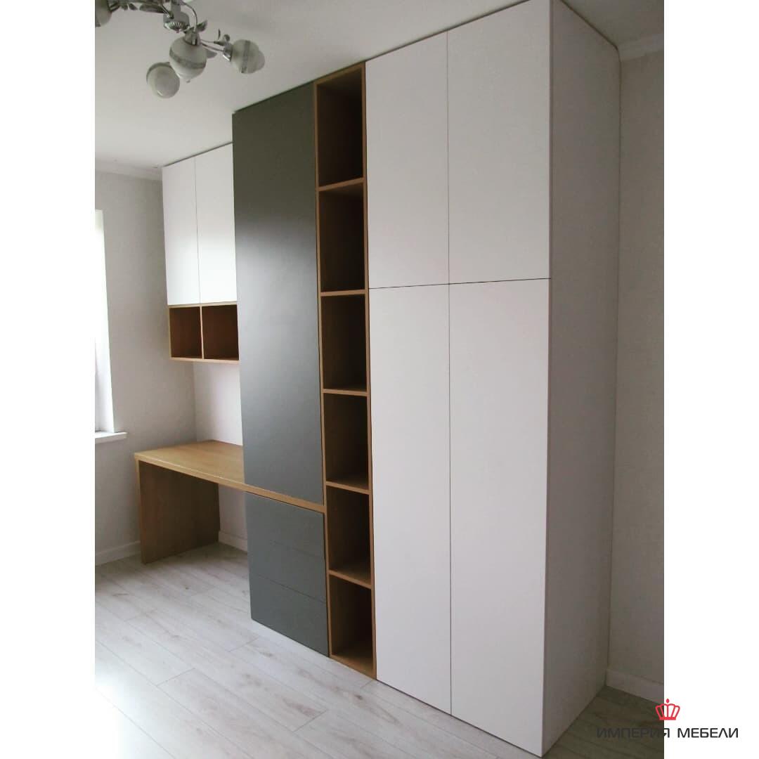 Шкаф в спальню со столом №2