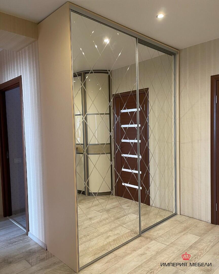 Шкаф-купе с зеркальными дверями №6