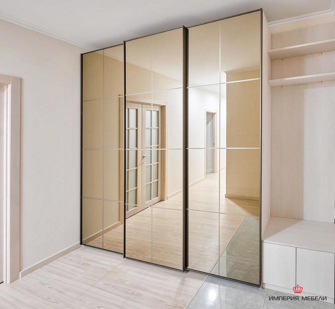 Шкаф-купе светлый с зеркальной вставкой