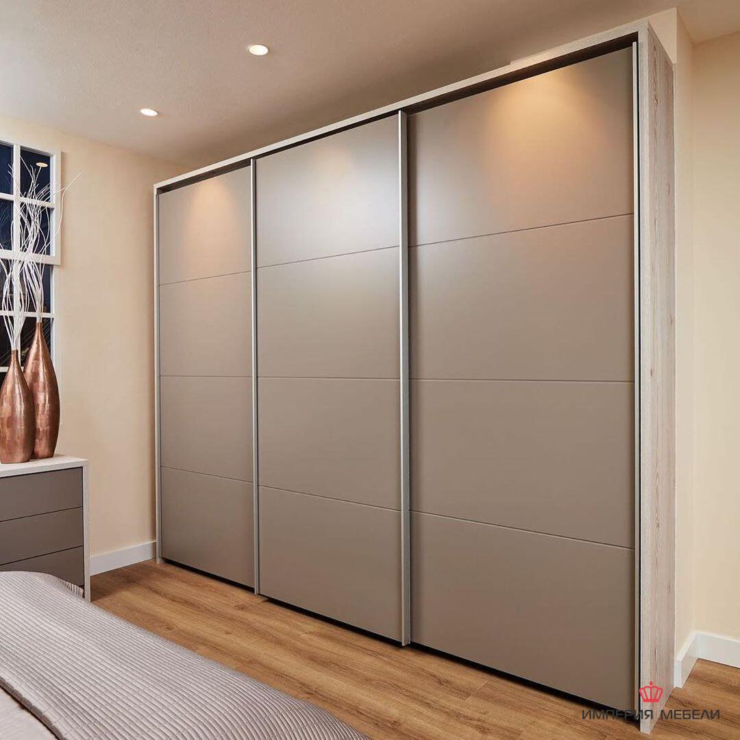 Встроенный шкаф-купе в спальню светлый №7