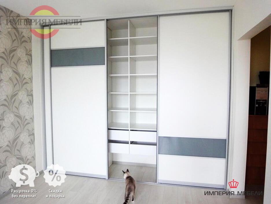Встроенный шкаф-купе светлый трехстворчатый
