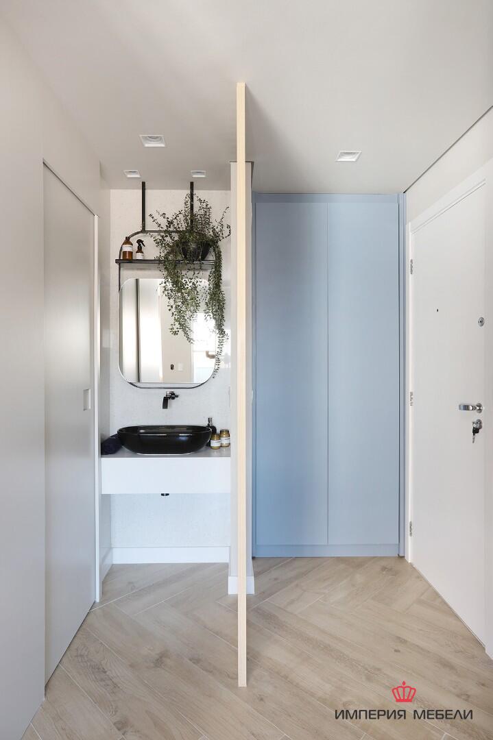 Встроенный узкий шкаф-купе №2