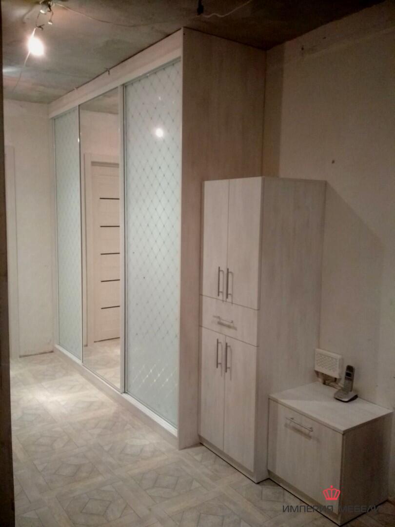 Встроенный шкаф-купе в прихожую с тумбами