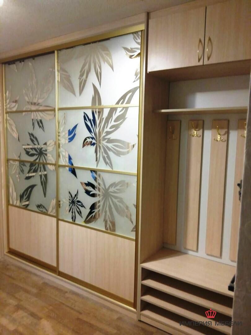Встроенный шкаф-купе в прихожую зеркальные двери листья