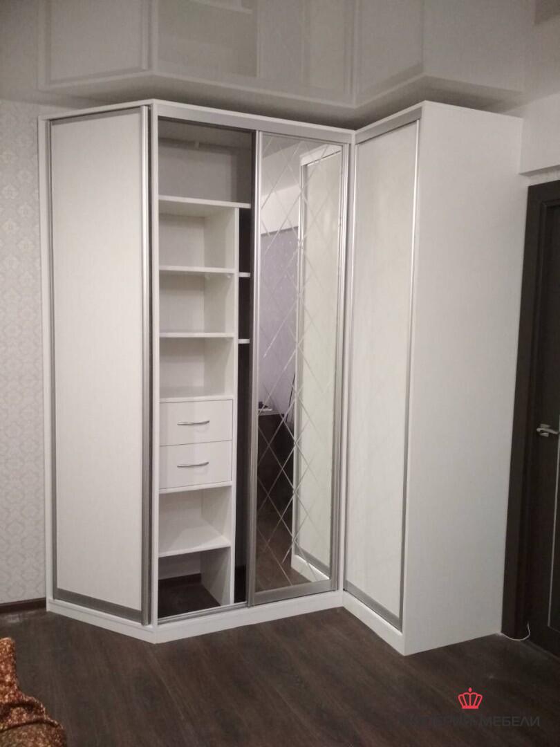 Шкаф-купе в прихожую угловой с гравировкой