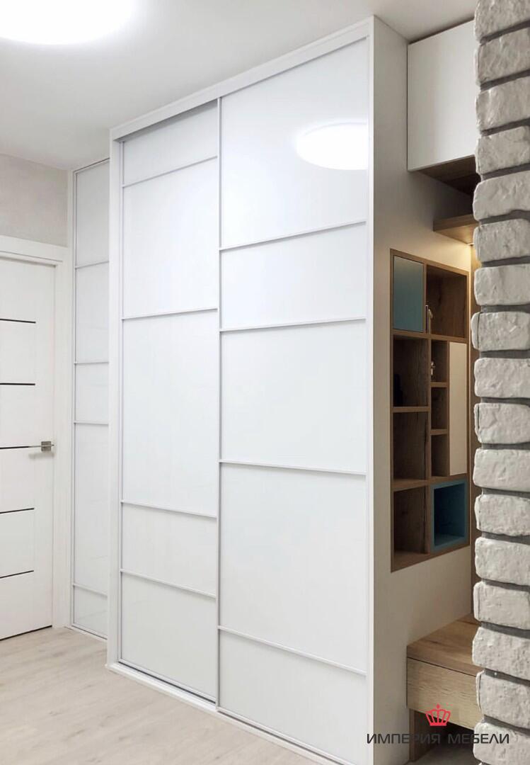 Шкаф-купе в прихожую белый глянцевый с полками