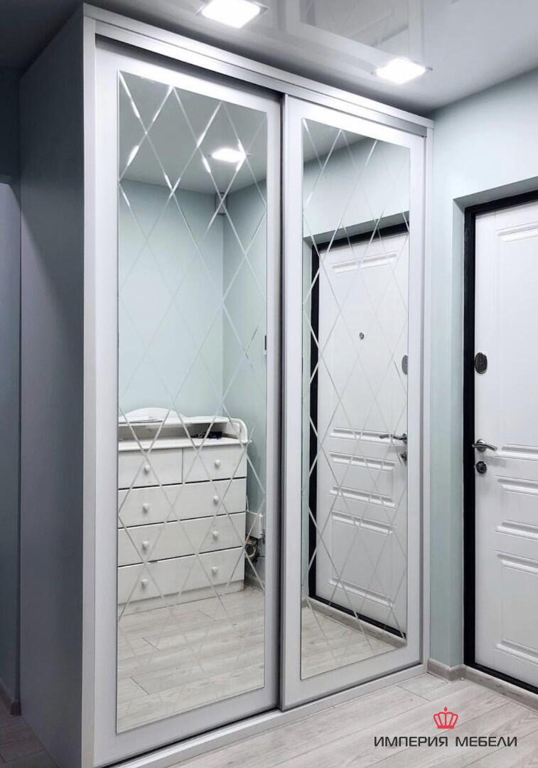 Шкаф-купе в прихожую белый с ромбами на зеркале