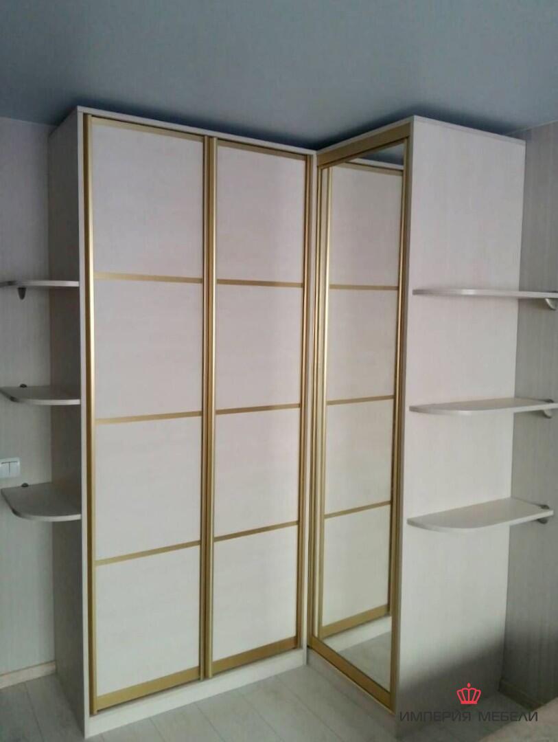 Угловой шкаф-купе с зеркалом и выдвижными ящиками