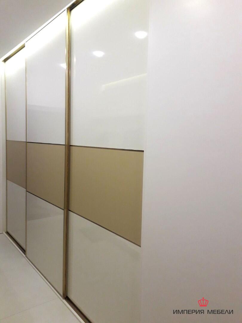 Встроенный шкаф-купе в прихожую двери лакобель