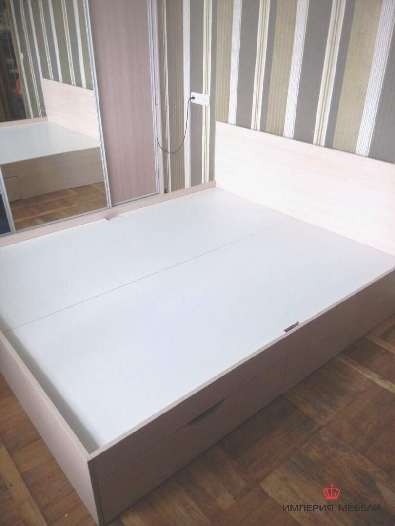 Светлая кровать из ДСП с выдвижными ящиками