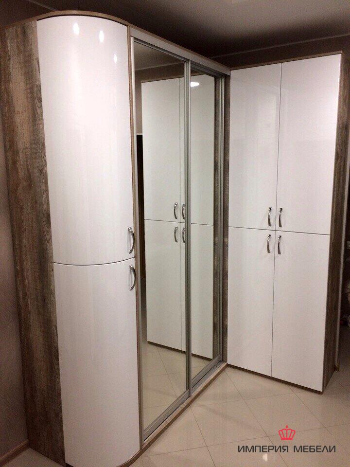 Угловой шкаф-купе с зеркалом светлый