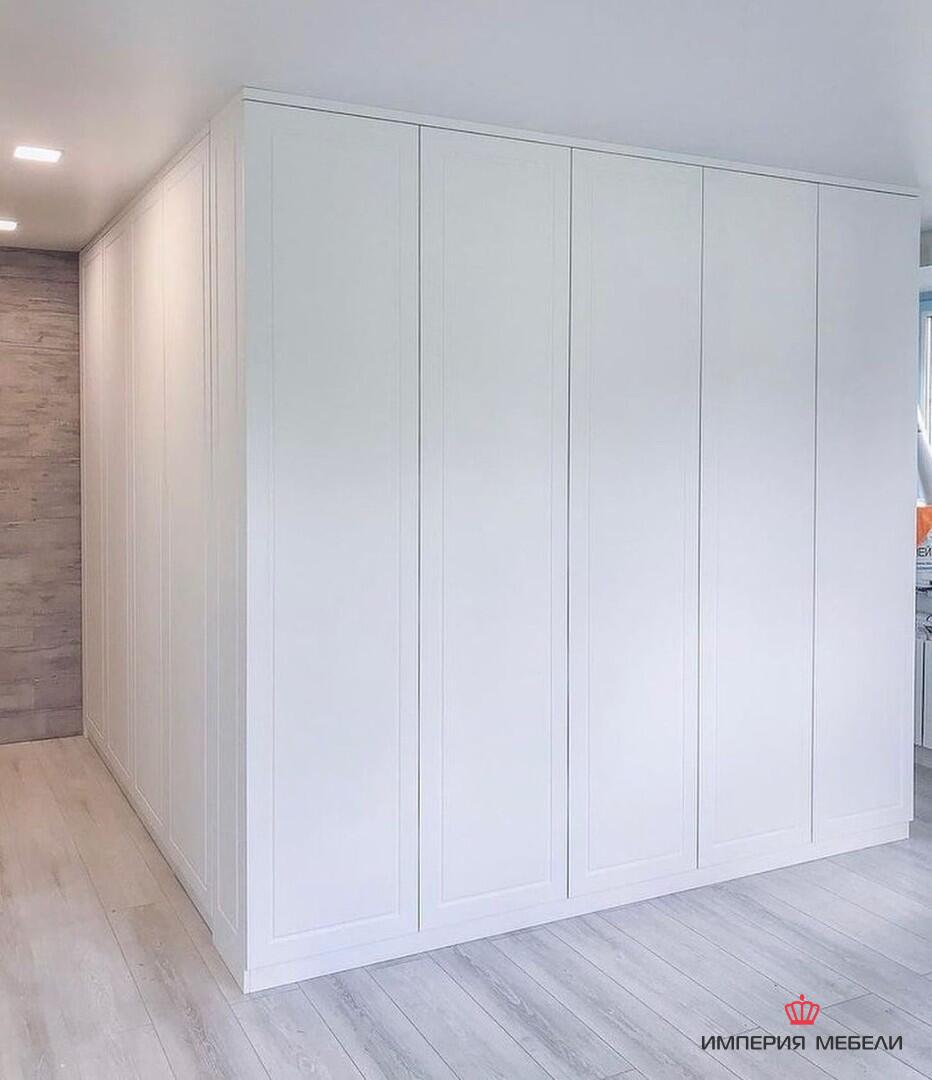 Шкаф светлый в спальню №15