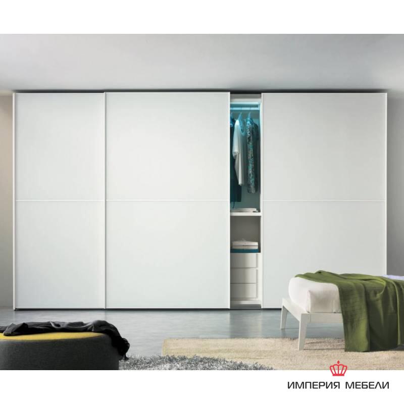 Встроенный шкаф-купе светлый в спальню