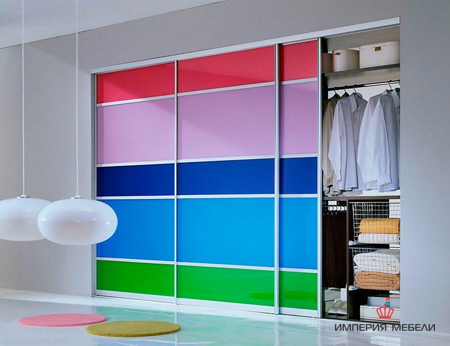 Встроенный шкаф-купе с разноцветными вставками