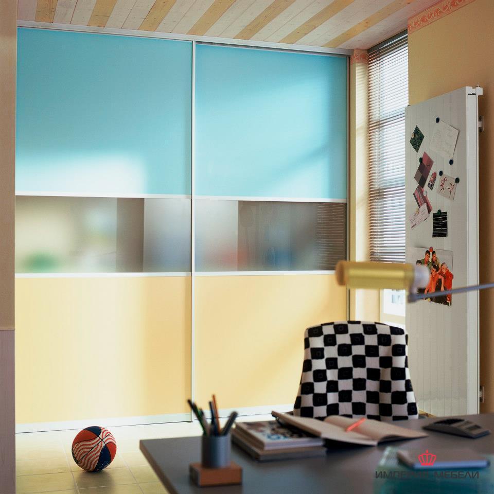 Встроенный шкаф-купе широкий с вставками из лакобеля