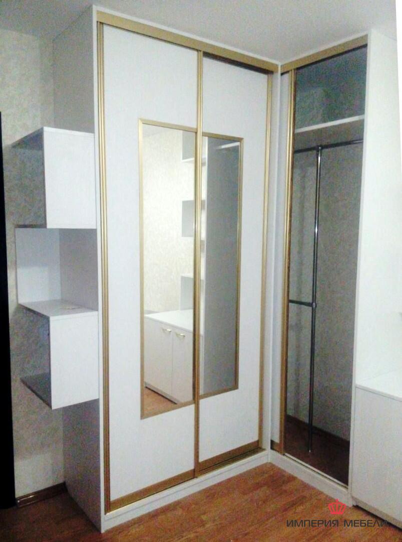 Угловой шкаф-купе с зеркалом и полками №1