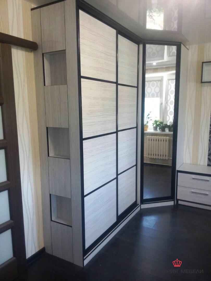 Светлая гостиная с угловым шкафом-купе